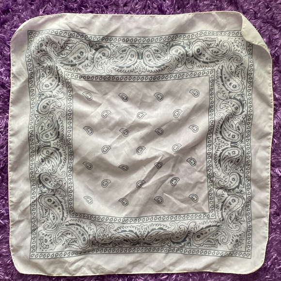 White and black paisley bandana / kerchief - Picture 14 of 17